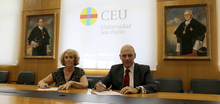 Le professeur d’UNEATLANTICO et directeur de la Chaire FUNIBER, Durántez Prados, signe un accord avec la Chaire CEU Casa de Austria