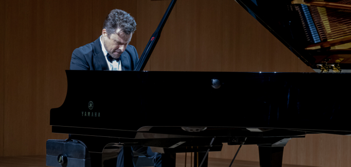 Le pianiste José Luis Nieto captive le public lors de la célébration du 10e anniversaire d’UNEATLANTICO