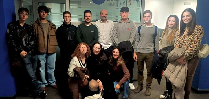Les étudiants en journalisme visitent les installations du COPE Cantabria et participent au programme « Mediodía COPE »
