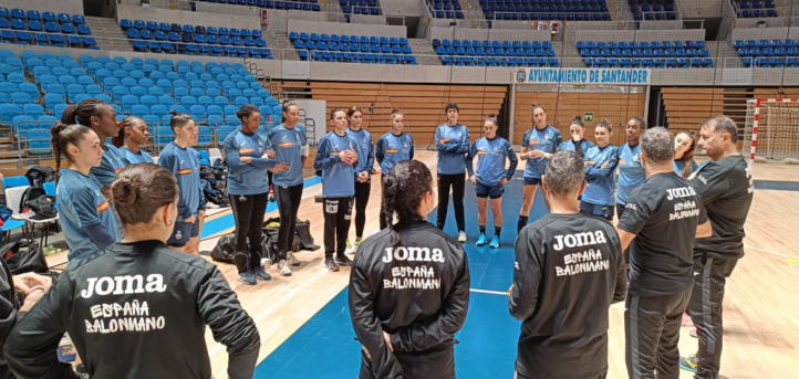 Carlota González, étudiante de l’UNEATLANTICO, présente aux séances d’entraînement de l’équipe nationale espagnole de handball avant la Coupe du monde
