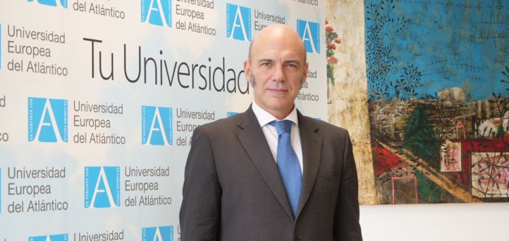 Le professeur à UNEATLANTICO, F. Álvaro Durántez Prados, interviewé par la RTPA avant le II Forum Ibéro-américain et de la Ibéro-phonie.