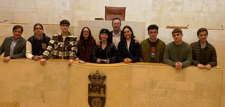 Les étudiants des trois diplômes en communication d’UNEATLANTICO visitent le Parlement de Cantabrie