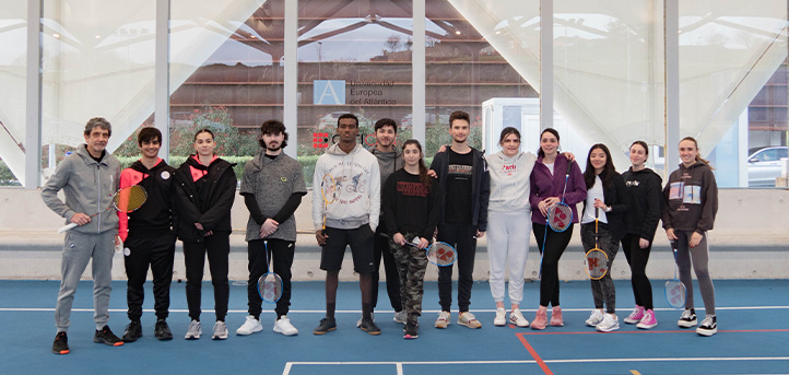 Le SAFD d’UNEATLANTICO promeut le badminton lors d’une session pratique en collaboration avec la Fédération Cantabrique