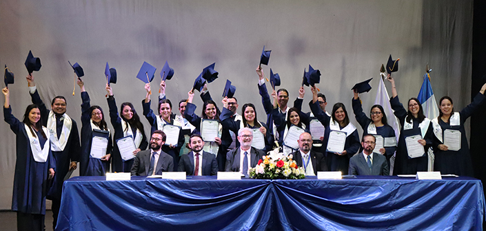 UNEATLANTICO célèbre la remise de diplômes aux étudiants du Salvador boursiers de FUNIBER