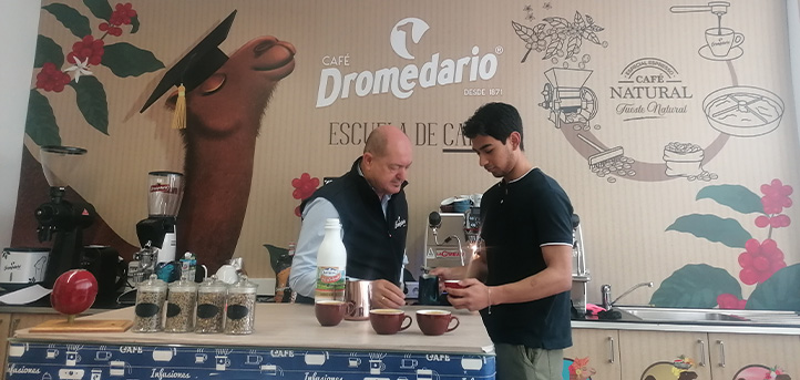 Les étudiants en gastronomie visitent le Café Dromedario pour s’initier à la préparation du café