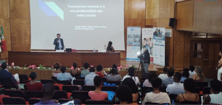 Ángel Rojas, maître de conférences à UNEATLANTICO, donne une conférence sur la santé mentale au Cap-Vert