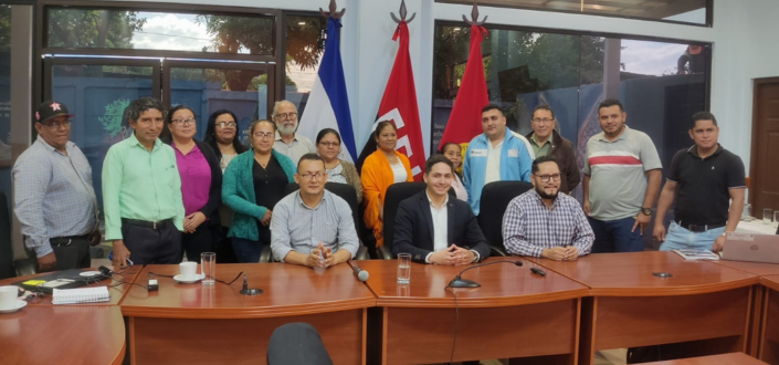 Luis Prado, enseignant à UNEATLANTICO, donne une conférence sur « Le débat et l’art oratoire comme outil dans la salle de classe » au Ministère de l’Education du Nicaragua.