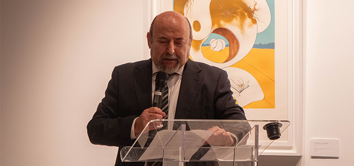 Federico Fernández, directeur de l’action culturelle d’UNEATLANTICO, présente l’exposition Salvador Dalí « La folie lucide ».