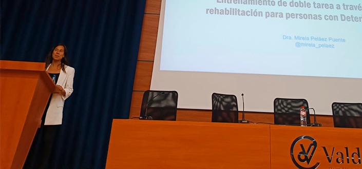 Mireia Peláez, maître de conférences à UNEATLANTICO, est intervenue lors de la conférence de la Journée mondiale de la maladie d’Alzheimer qui s’est tenue à l’hôpital universitaire Marqués de Valdecilla.