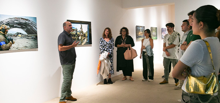 Des étudiants en journalisme participent à une rencontre avec le photojournaliste international Celestino Arce