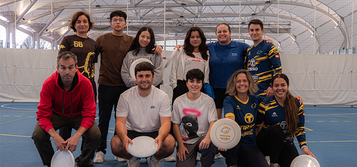 UNEATLANTICO organise l’atelier d’Ultimate Frisbee avec Corocotta Ultimate Cantabria dans les installations sportives de l’Université