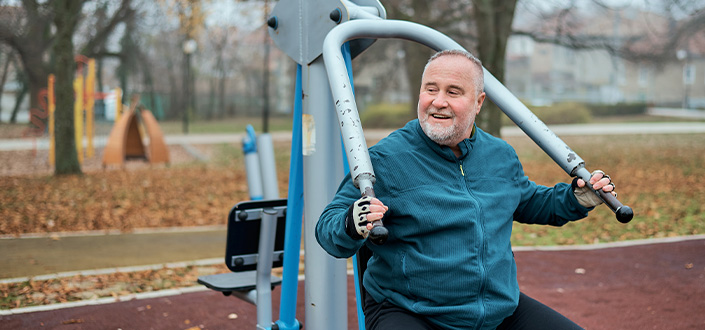 Álvaro Velarde étudie comment un programme d’exercices physiques améliore la condition physique fonctionnelle des personnes âgées en surpoids