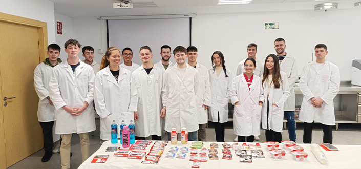 Les étudiants de la licence en nutrition humaine et diététique participent à un atelier pratique de compléments sportifs avec les produits NutriSport