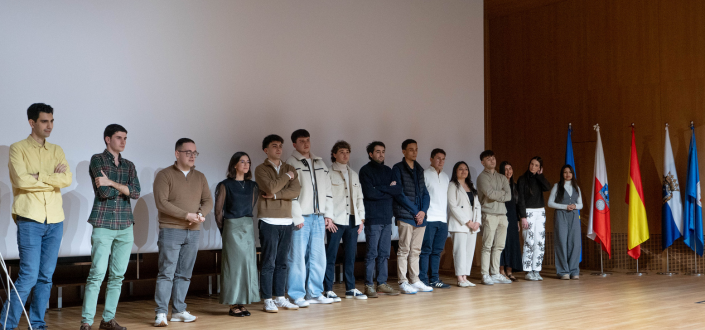 Des étudiants en journalisme projettent le documentaire « El Racing, Una Ilusión Inmortal » dans l’auditorium UNEATLANTICO