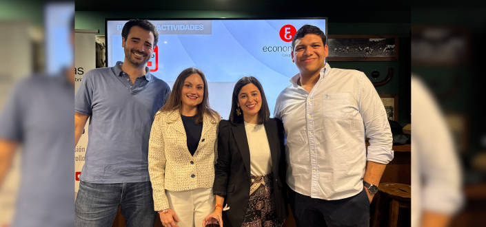 Marcelo Solís, délégué de la Faculté des sciences sociales et humaines de l’UNEATLANTICO, participe à la IIe Rencontre des jeunes économistes de Cantabrie