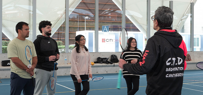 Le SAFD d’UNEATLANTICO en collaboration avec la Fédération Cantabrique donne une session pratique de Badminton.