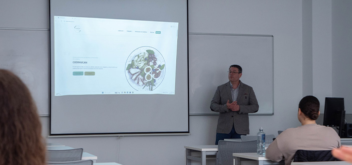 Le Dr Iñaki Elío présente l’Ordre professionnel des diététiciens-nutritionnistes de Cantabrie aux étudiants du diplôme en nutrition humaine et diététique de l’UNEATLANTICO
