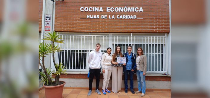 Les étudiants de l’UNEATLANTICO remettent les fonds récoltés lors de la pièce de théâtre et de la Journée universitaire à La Cocina Económica.