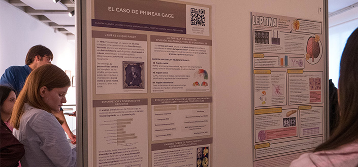 Les étudiants en psychologie présentent une présentation scientifique dans le cadre du sujet Psychophysiologie