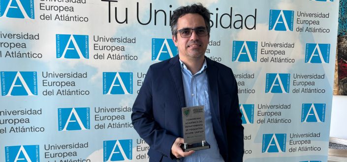 Angel Olider Rojas, enseignant et chercheur à l’UNEATLANTICO, reçoit une distinction pour une étude pionnière sur la prévention de la psychose au Brésil