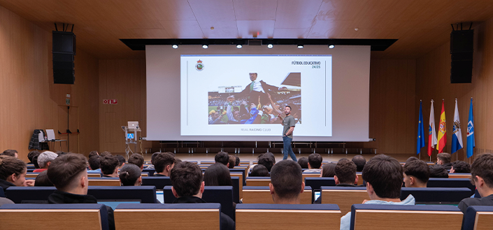 Les techniciens du Real Racing Club donnent des cours magistraux aux étudiants du CAFYD de l’UNEATLANTICO