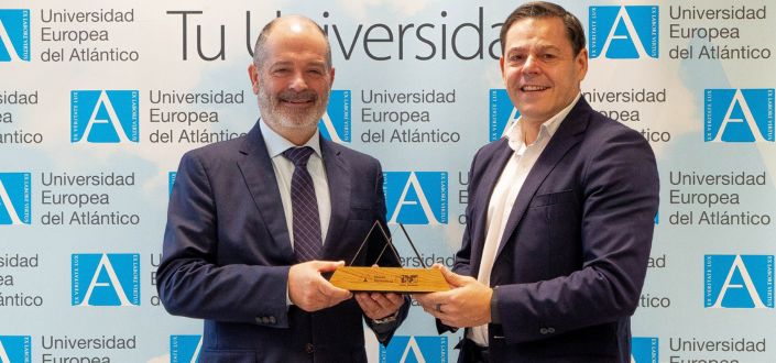 Mutua Montañesa remet une reconnaissance à l’Université européenne de l’Atlantique