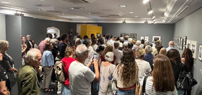La directrice des études en communication à l’UNEATLANTICO, Helena Garay, a organisé une visite guidée de l’exposition « Ruth Orkin. New York – New York » à Santander