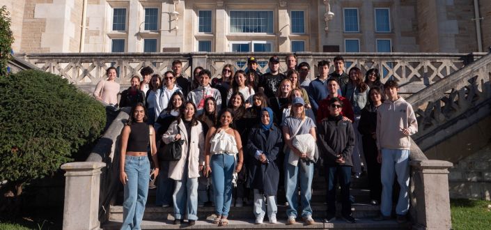 La conseillère de Culture, Jeunesse et Éducation, Noemí Méndez, accueille les nouveaux étudiants internationaux d’UNEATLANTICO, dans une rencontre au Palais de la Magdalena