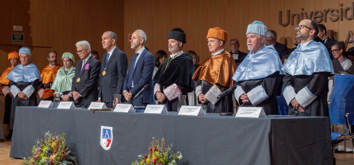UNEATLANTICO celebra el acto de apertura del nuevo curso académico 2025-2026 y concede diplomas  los mejores expedientes
