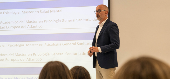 Le Dr Juan Luis Martín présente la huitième édition du Master universitaire en psychologie générale de la santé