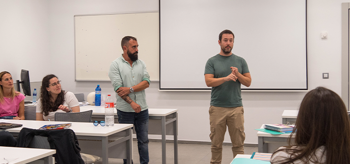 Victor González, chef d’études du CEE Parayas, donne un discours aux étudiants de la maîtrise en formation des enseignants de l’UNEATLANTICO