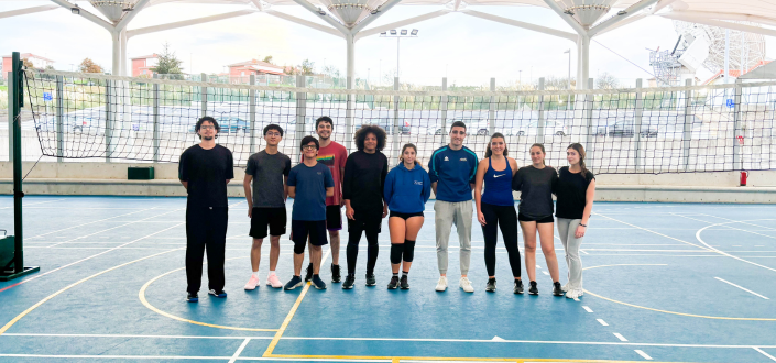 Le service des sports de UNEATLANTICO organise un atelier de volleyball