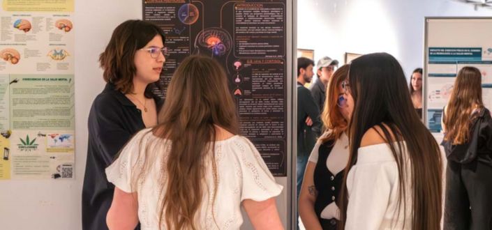 Les étudiants de la matière de psychophysiologie présentent leurs affiches scientifiques dans la salle d&rsquo;exposition de l&rsquo;UNEATLANTICO