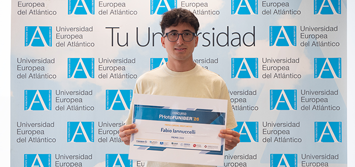 L&rsquo;UNEATLANTICO remet le prix à l&rsquo;un des lauréats du Concours international de photographie PHotoFUNIBER’26